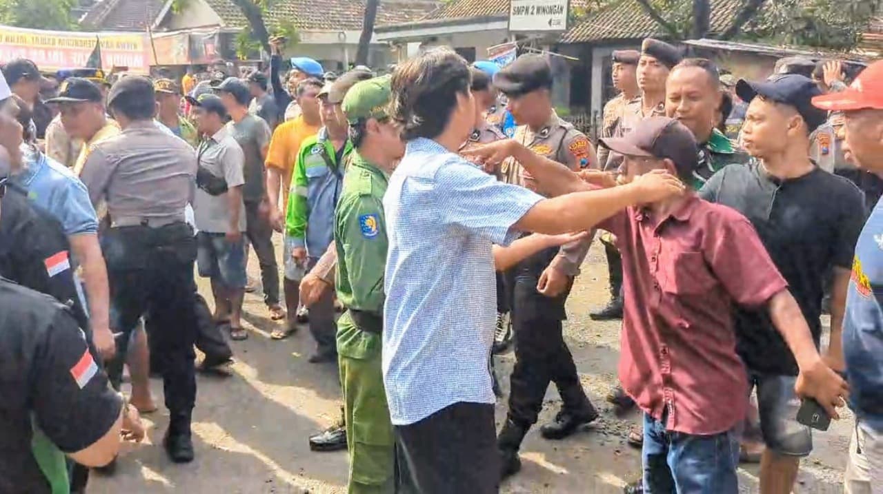 Demo Warga dan LSM Soal Jalan Rusak di Pasuruan Nyaris Ricuh