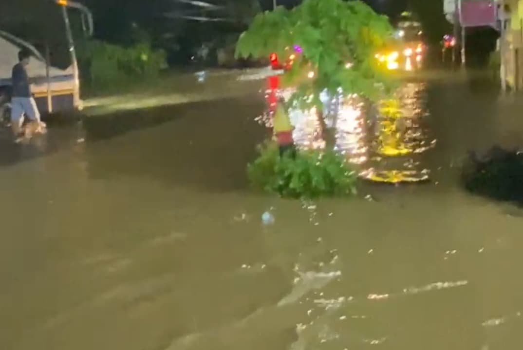 Banjir Terjang Mlandingan Situbondo, Jalan Pantura dan Rumah Warga Terendam