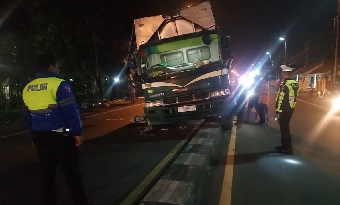 Hindari Pemotor, Truk Wing Box Tabrak Median Jalan di Depan SPN Mojokerto