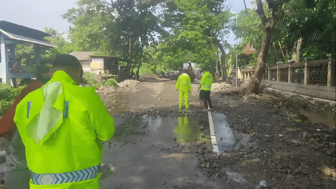 Pasir dan Batu Meluber ke Jalan, Jalur Pantura Situbondo Lumpuh Total