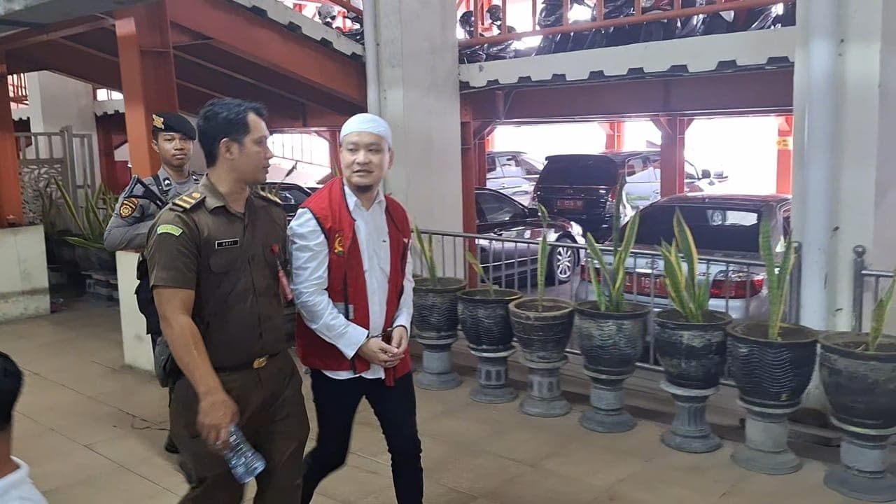 Terdakwa Ivan Sugiamto Paksa Siswa Menggonggong Jalani Sidang Dakwaan