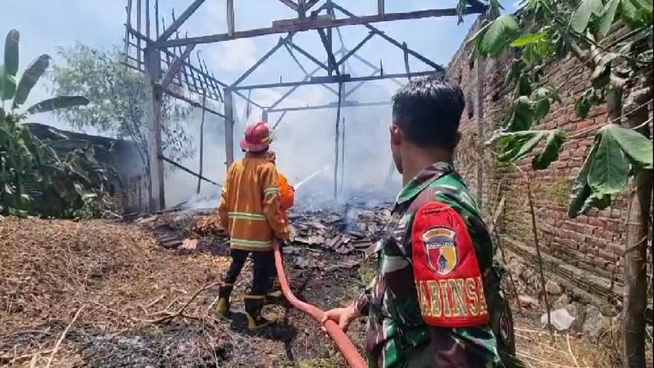 Lupa Padamkan Api Sisa Bakar Sampah, Dua Gudang di Nganjuk Ludes Terbakar