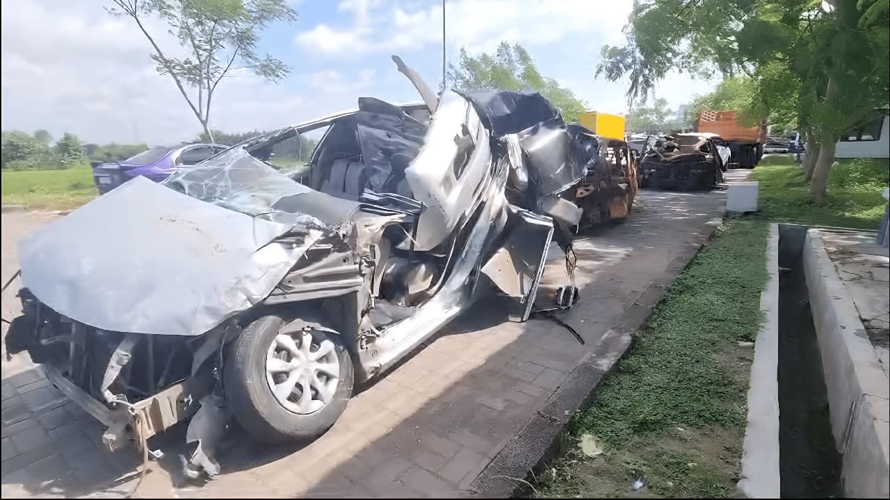 Toyota Avanza Menabrak Pembatas Jalan di Tol Nganjuk, Dua Orang Tewas