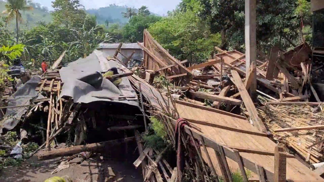 Pasca Banjir, Puluhan Rumah di Dusun Tambak Ukir Situbondo Rusak