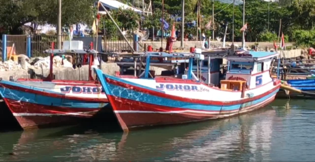 Gelombang Tinggi, Puluhan Nelayan di Pacitan Berhenti Melaut