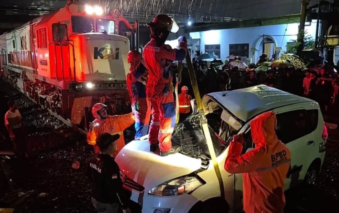 Mesin Mati, Suzuki Ertiga Tertemper KA Blorasura di Tambak Mayor