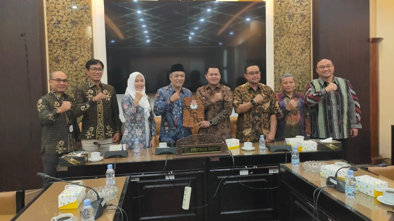 DPRD Jatim Terima SK Penetapan Gubernur dan Wagub dari KPU