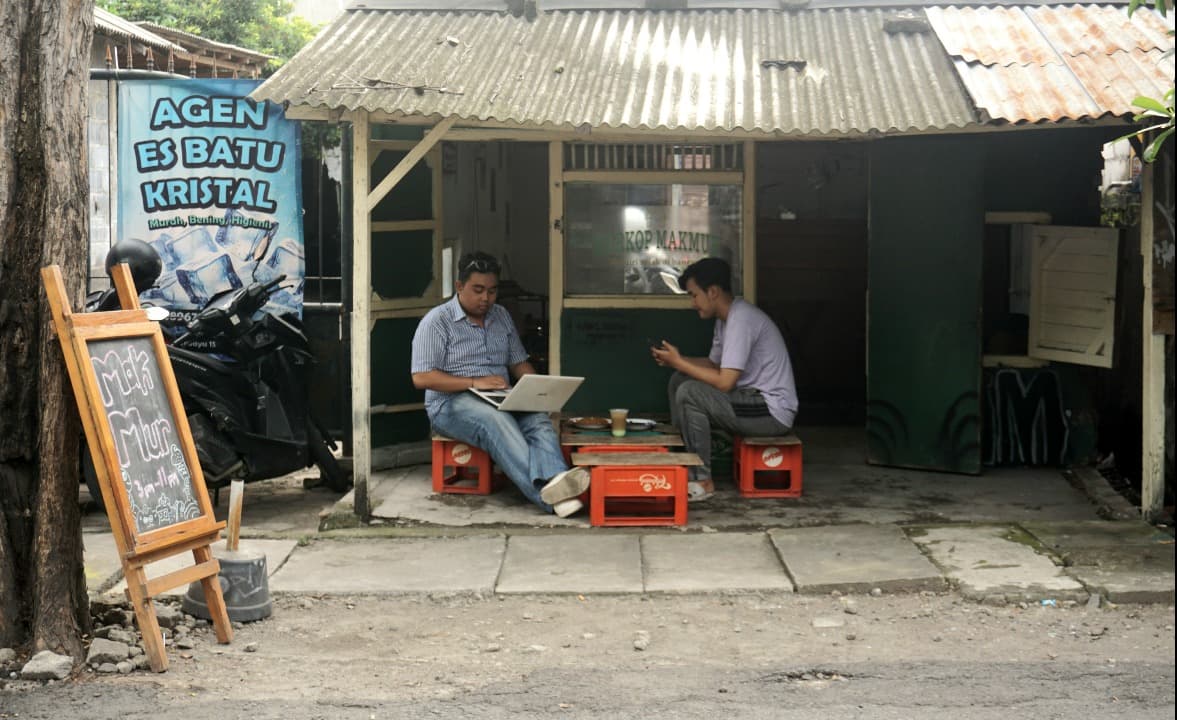 Warkop Makmur Usung Konsep Sederhana di Tengah Serbuan Kafe Modern di Surabaya