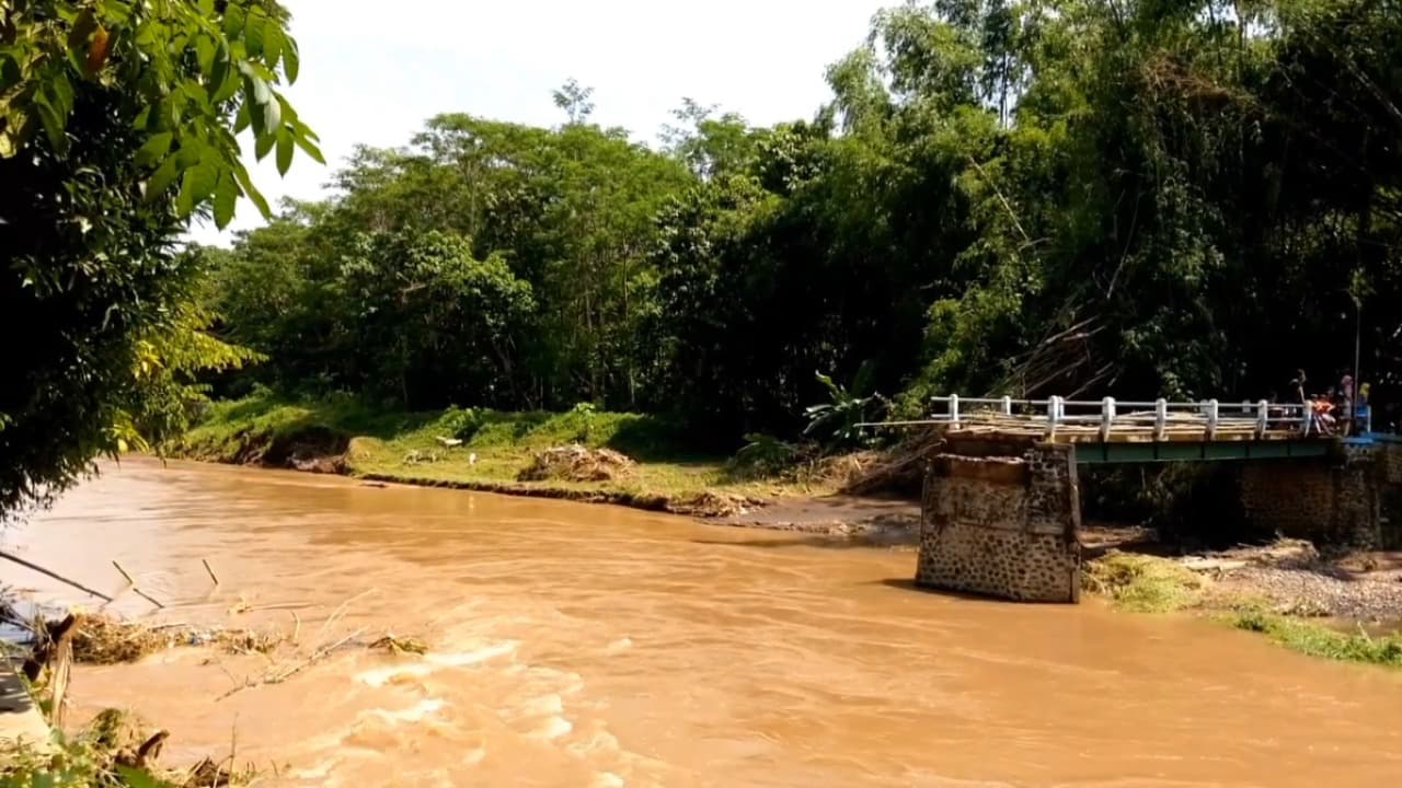 Jembatan Darurat Putus, Warga Krejengan Probolinggo Terisolir