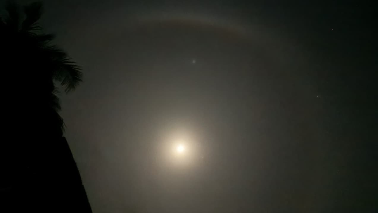 Fenomena Moonbow Terlihat  di Langit Pacitan