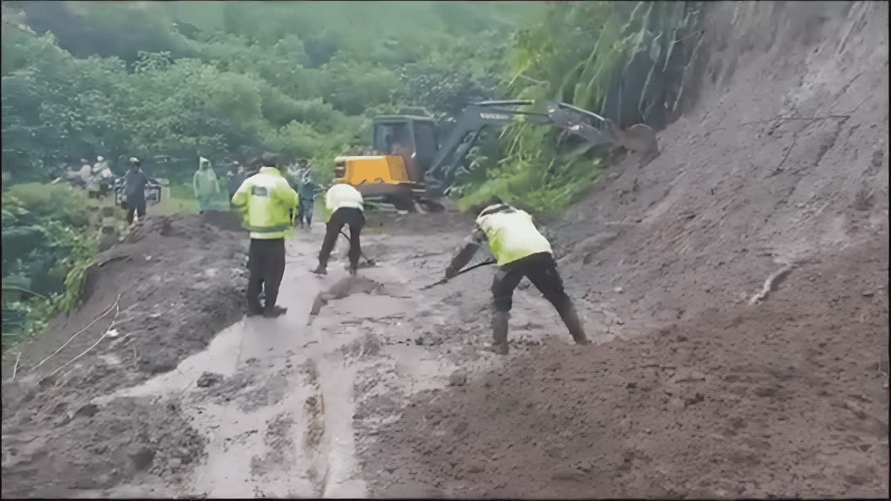 Material Longsor Dievakuasi, Jalur Poncokusumo Menuju Bromo Bisa Dilalui