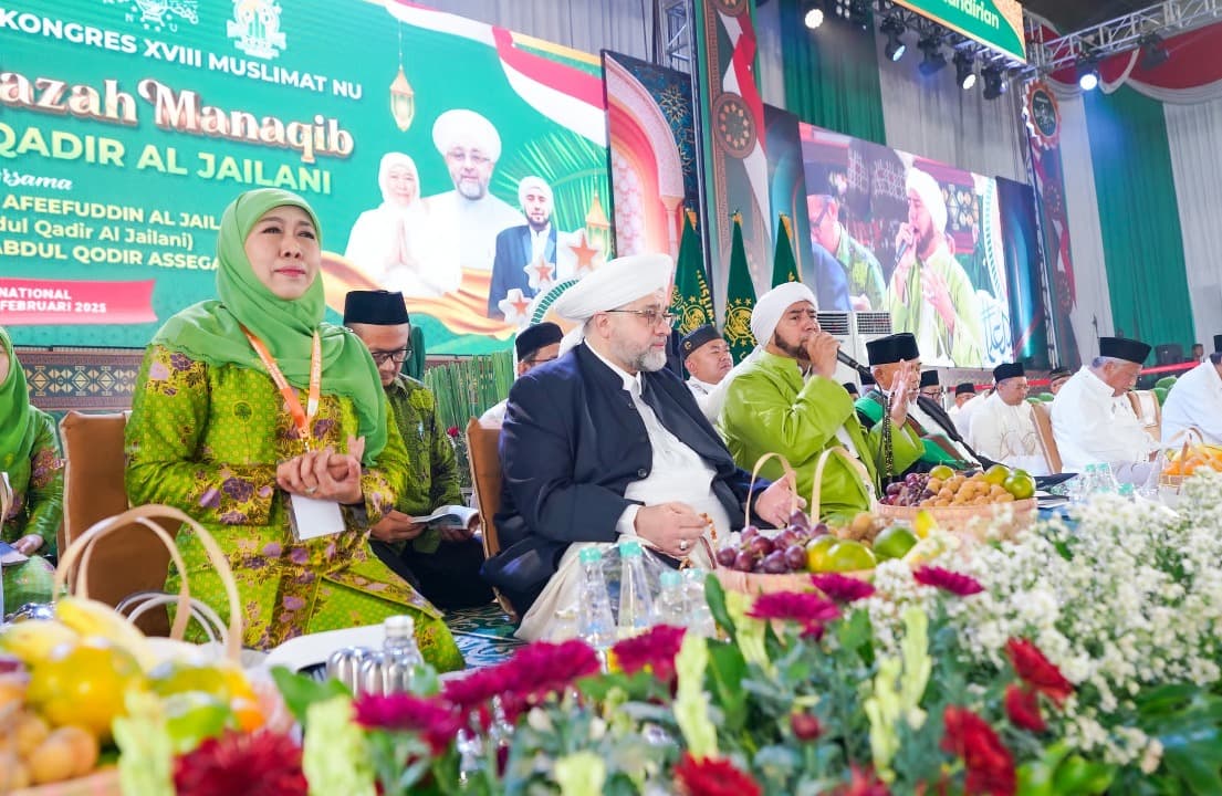 Ribuan Muslimat NU Dapat Ijazah Manaqib dari Syekh Afeefuddin, Khofifah Dihadiahi Kiswah