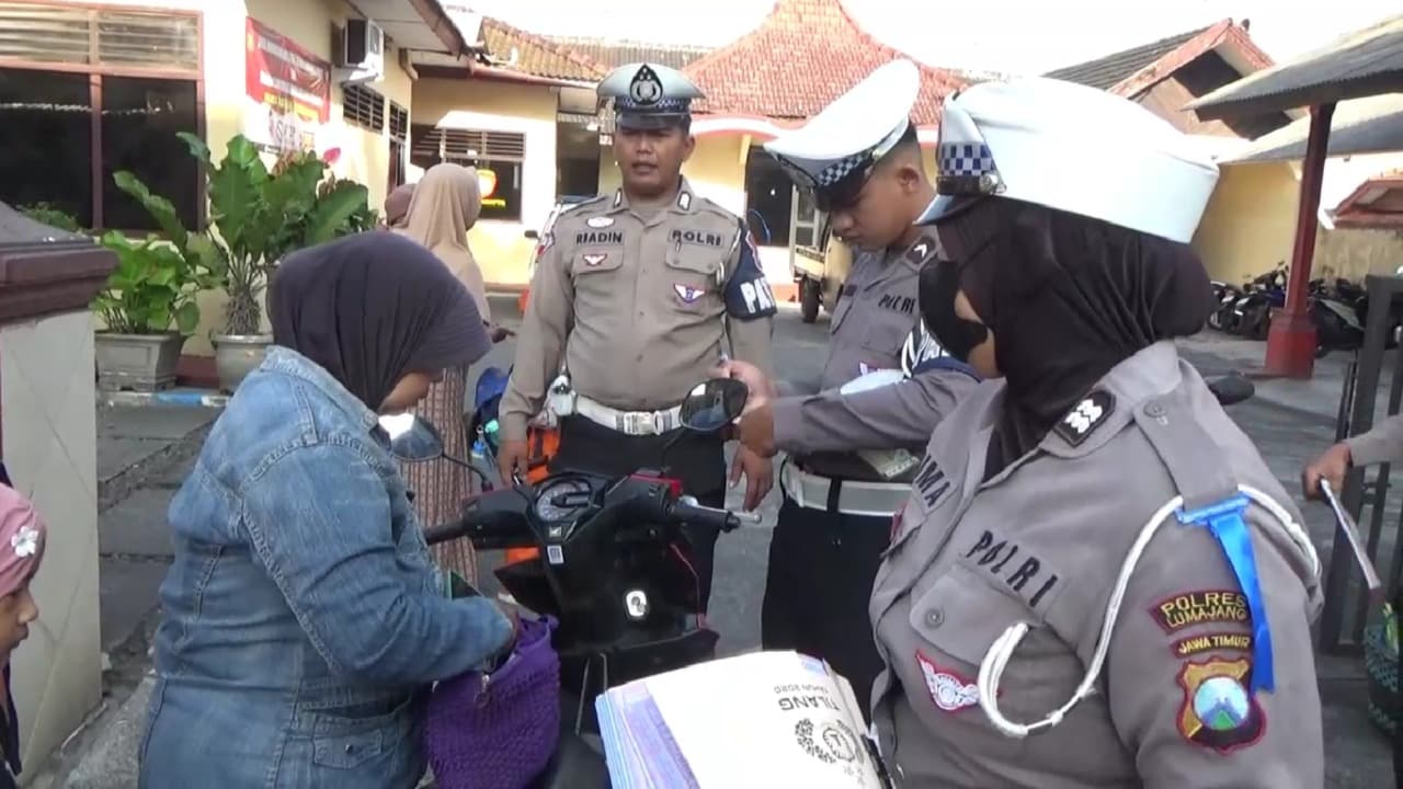 Tak Pakai Helm, Emak-emak di Lumajang Mengamuk saat Ditilang Polisi
