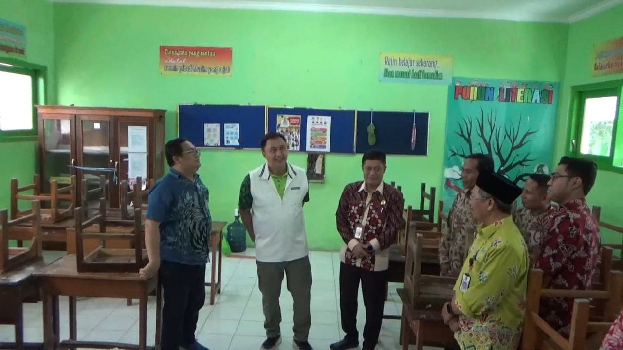 PJ Wali Kota Iwan Kunjungi Lokasi Penerima Program TSP di SD Ketawanggede dan TPS