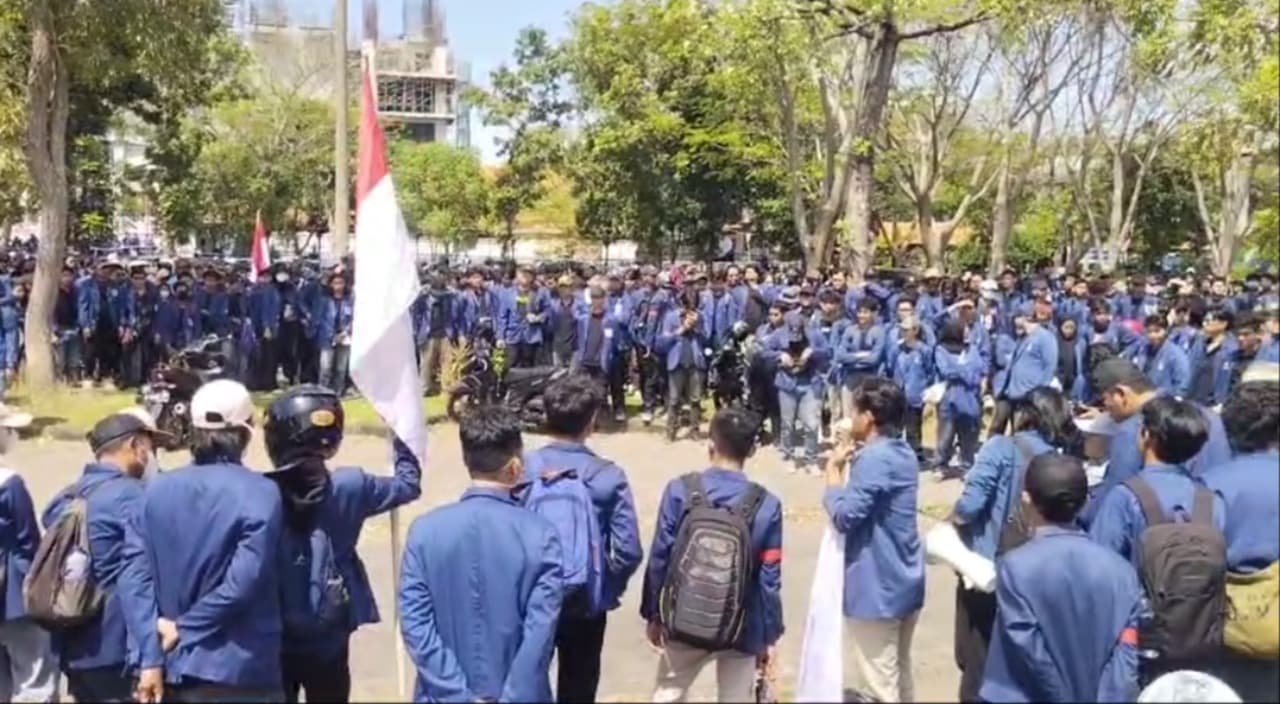 Mahasiswa Gelar Seruan "Indonesia Gelap" di DPRD Jatim, Ini 10 Tuntutannya