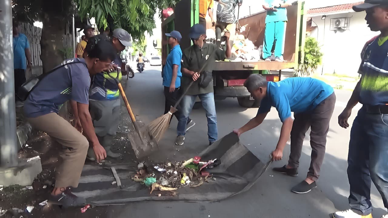 Honorer Dirumahkan, 50 ASN DLH Jember Bersihkan Jalan