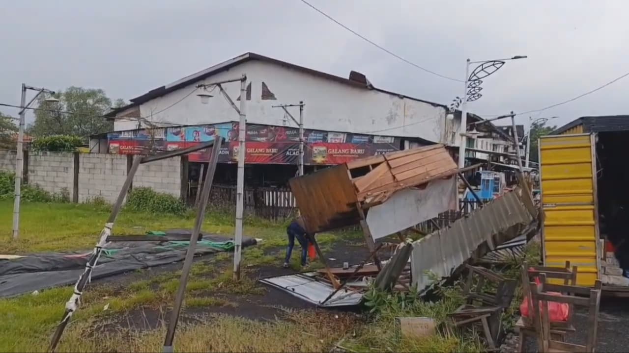 Angin Kencang Hancurkan Rombong Es dan Kopi di Pelabuhan Kota Pasuruan