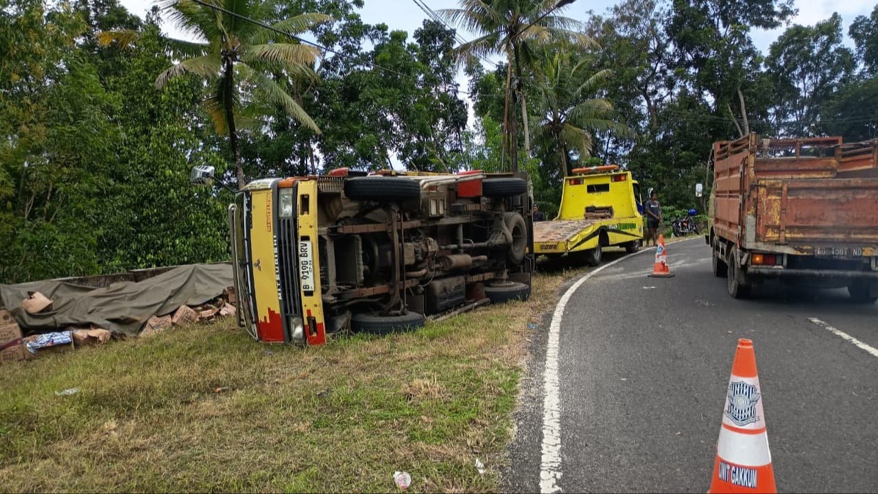 Rem Blong, Truk Sembako Terguling di Pacitan, Kerugian Capai Puluhan Juta