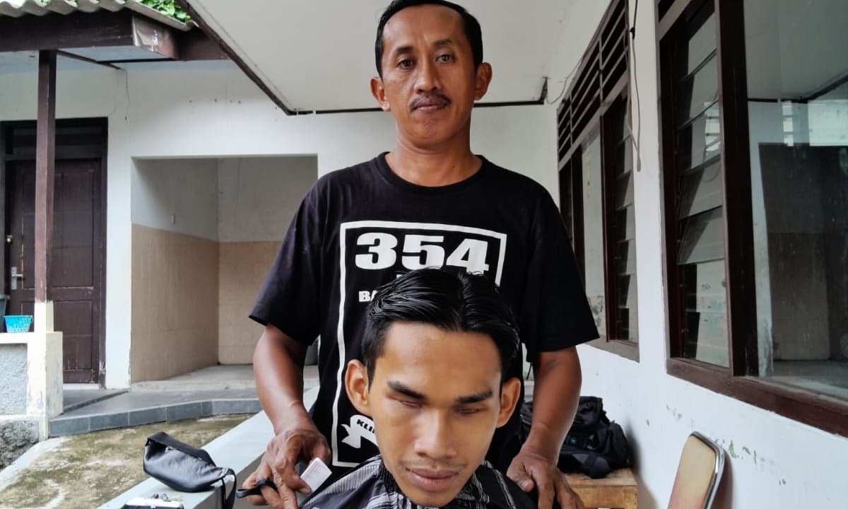 Kisah Tukang Cukur di Banyuwangi Rutin Beri Layanan Gratis Bagi Lansia, Difabel, hingga ODGJ