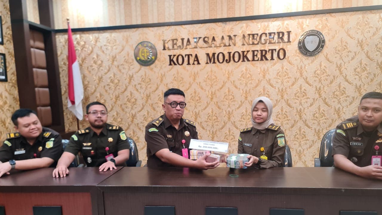 Kejari Kota Mojokerto Setorkan Uang Kerugian Negara Kasus Korupsi BPRS Rp 200 Juta