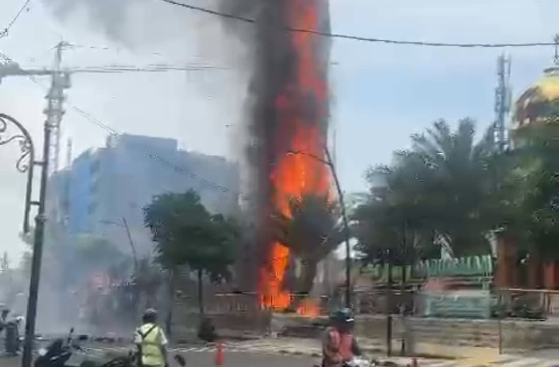 Menara Masjid Agung Darussalam Bojonegoro Terbakar