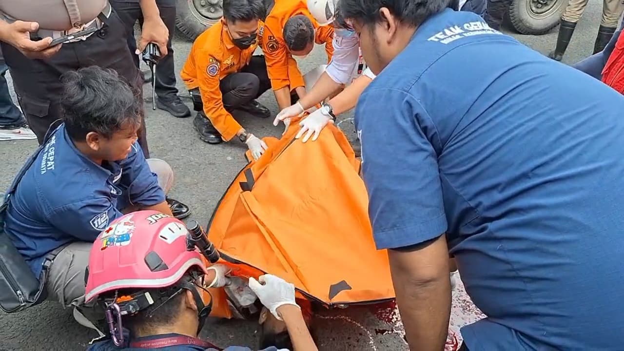 Diduga Mengantuk, Pemuda Asal Karah Tewas Tabrak Trotoar di Gunungsari