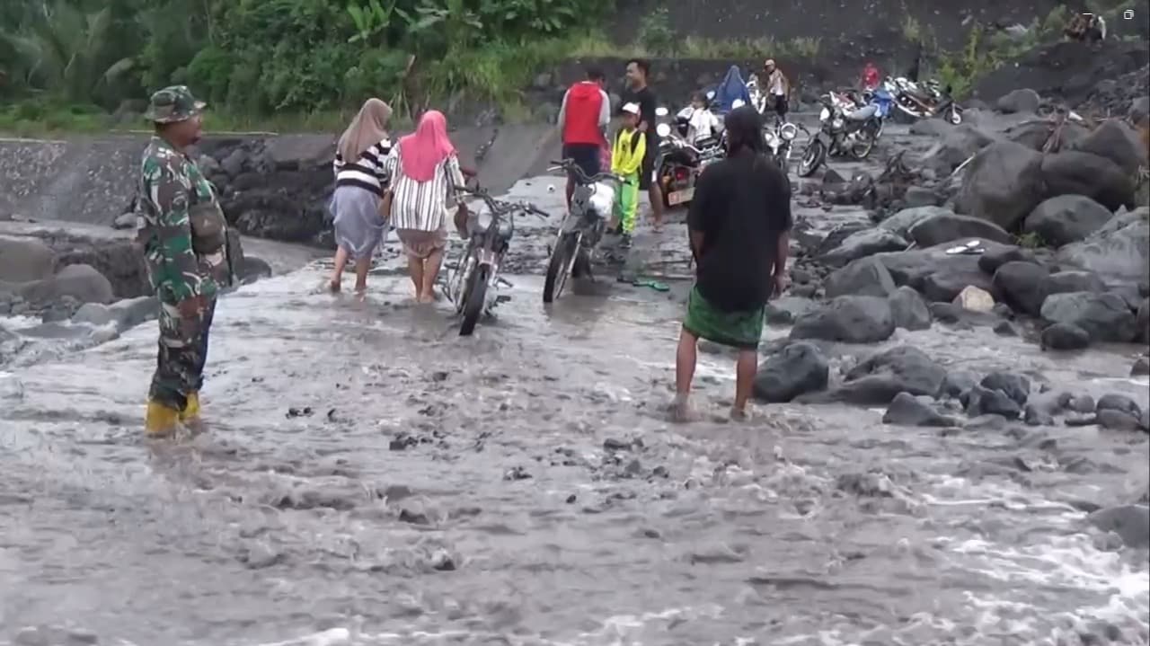 Akibat Banjir Lahar Semeru, Warga Dusun Sumberlangsep Lumajang Terisolasi