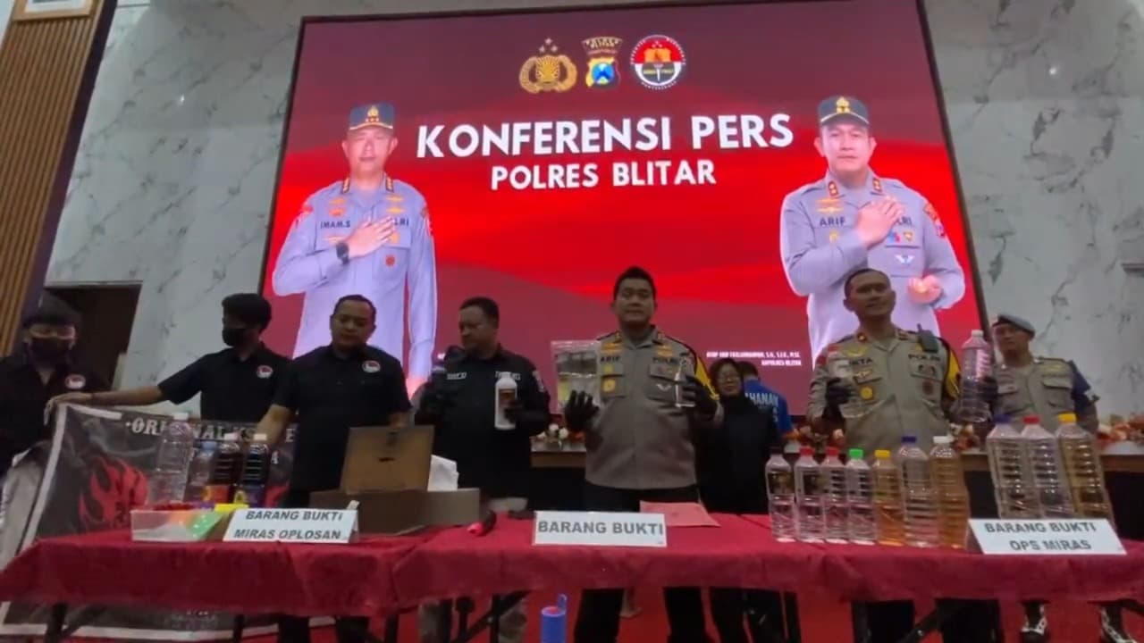 Jelang Puasa, Polisi Gerebek Produsen Miras Oplosan Berkedok Warung Jamu di Blitar