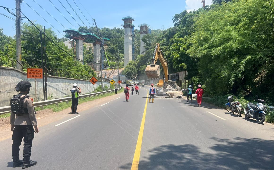 Kapolres Probolinggo Cek Lokasi Batu Besar Jatuh ke Jalur Pantura