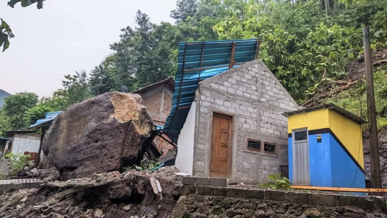 Batu Besar Timpa Rumah Warga di Ponorogo, Ini Penyebabnya