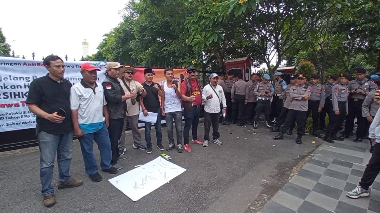 Kasus Korupsi PEN Sampang Lambat, Massa JAR Nyanyikan Lagu Bayar Bayar Bayar di Polda Jatim