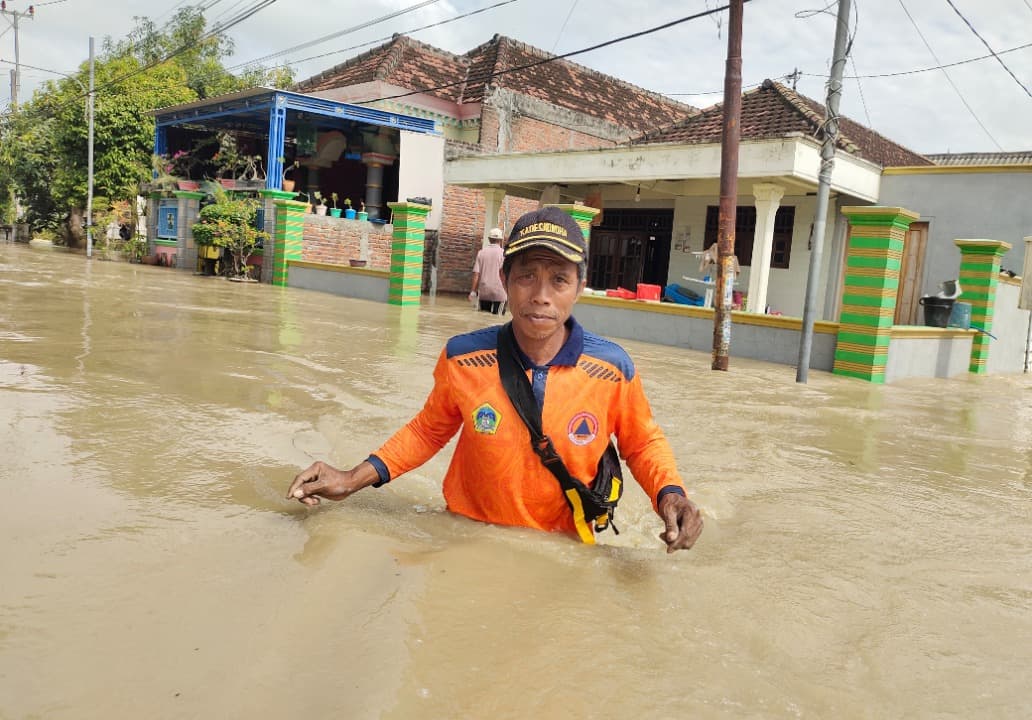 Kali Lamong Meluap, Ratusan Rumah di Benjeng Terendam Banjir hingga 1 Meter