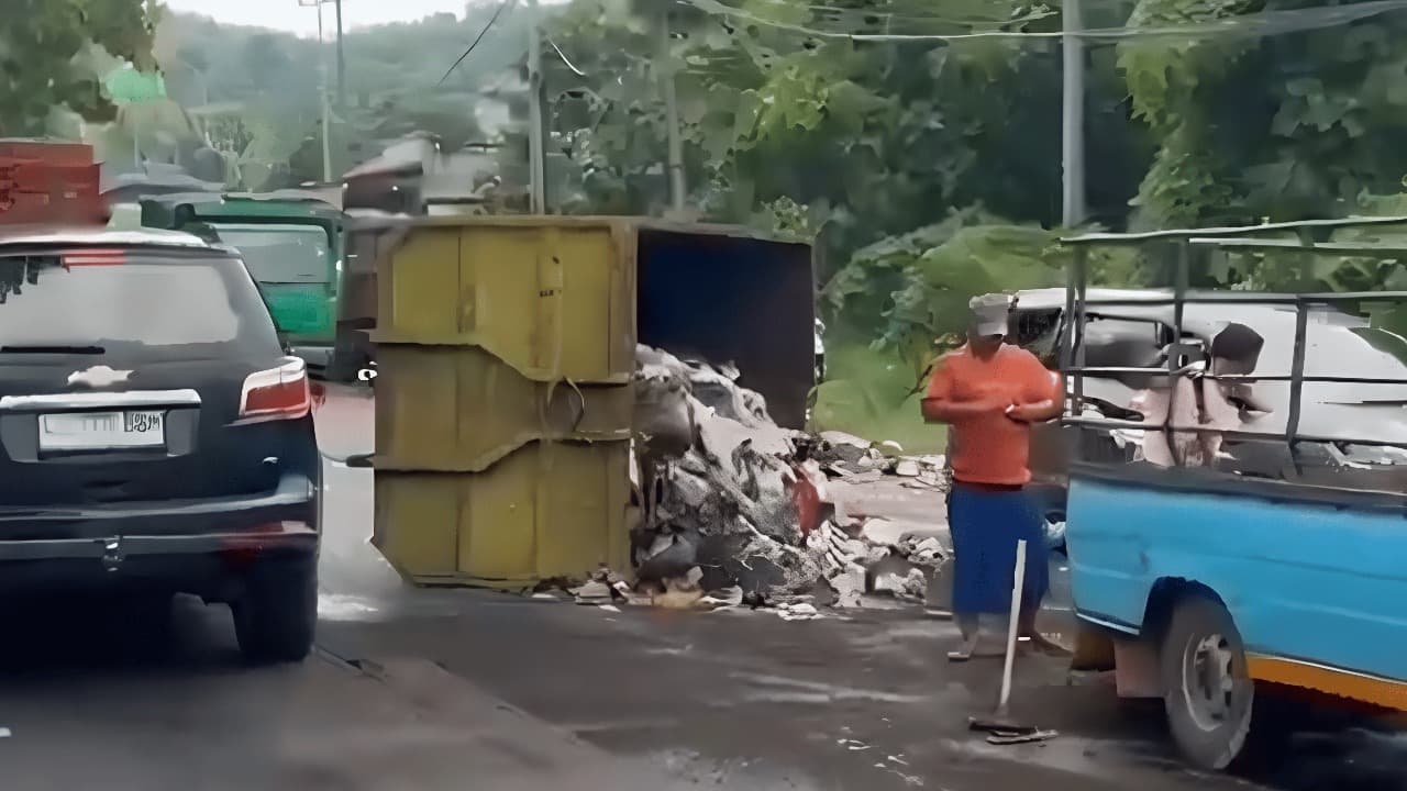Senggolan, Truk Sampah dan Pikap Muat Obat Terguling di Jalan Raya Galis Bangkalan