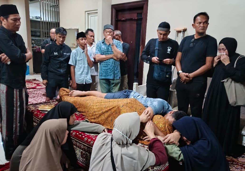 Jenazah Bejo Sugiantoro Tiba di Rumah Duka, Rian Peluk Tubuh Sang Ayah