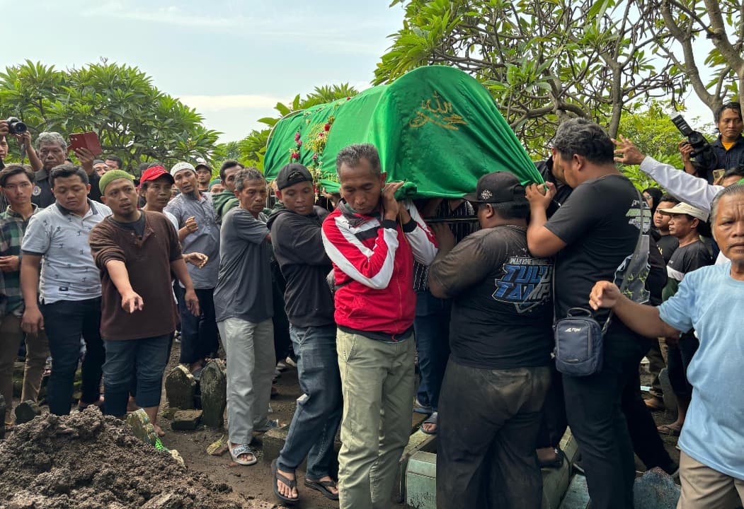 Bonek dan Mantan Pemain Iringi Pemakaman Bejo Sugiantoro