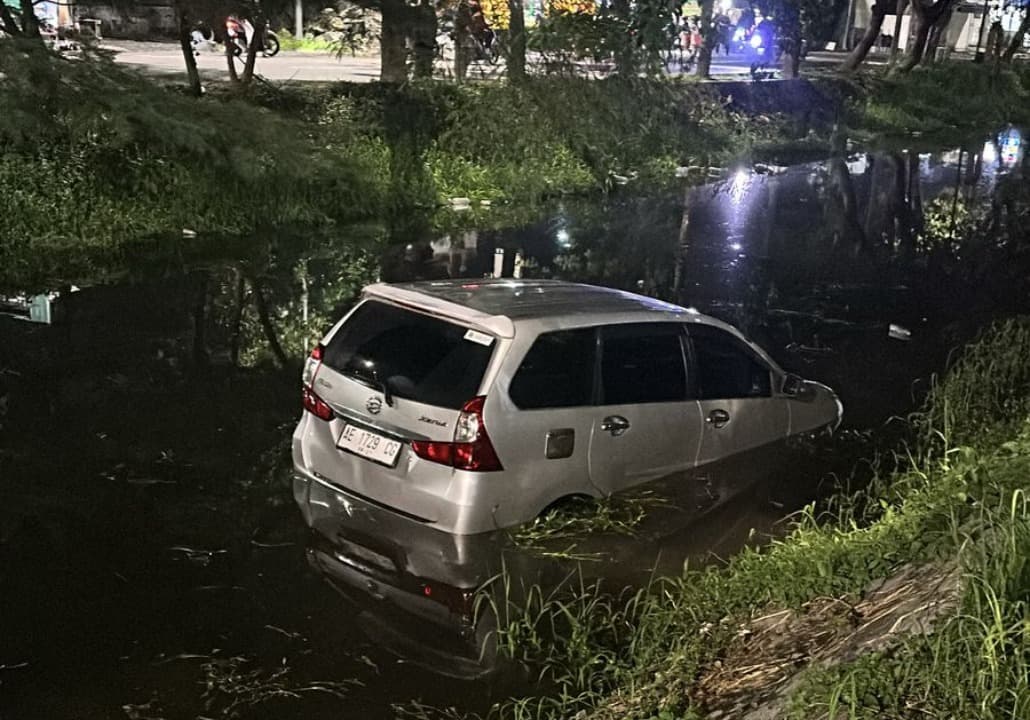 Lupa Tarik Rem Tangan, Mobil Xenia Terjun ke Sungai Medokan Sawah Surabaya