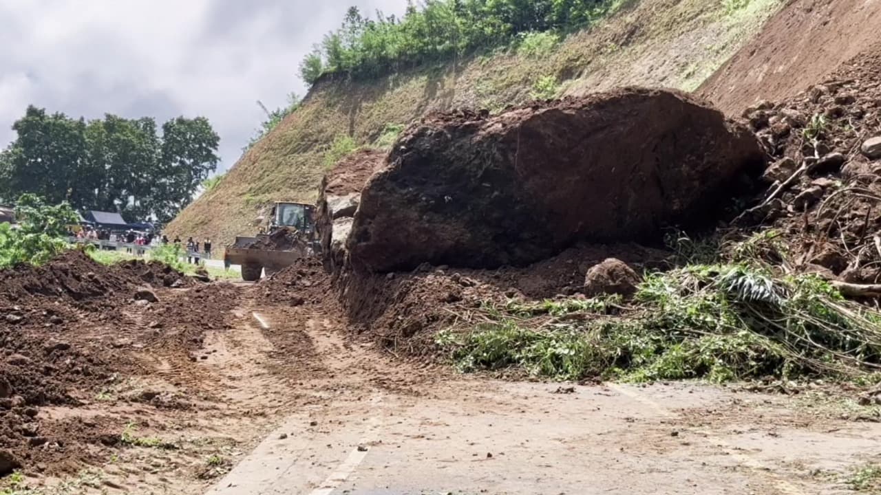 Batu Raksasa Longsor Tutup Jalur Perbukitan Piket Nol Lumajang-Malang