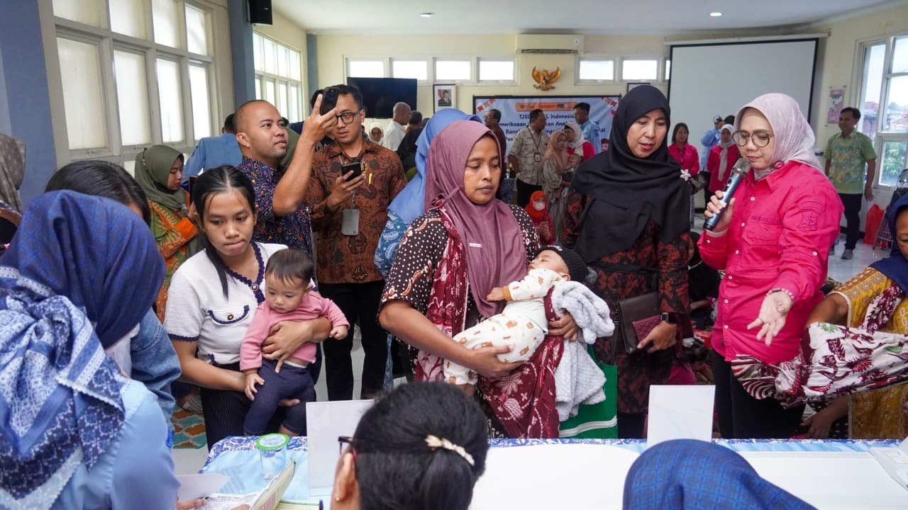 Cegah Stunting, PT PAL Cek Kesehatan Balita dan Beri Bantuan Makanan Bergizi