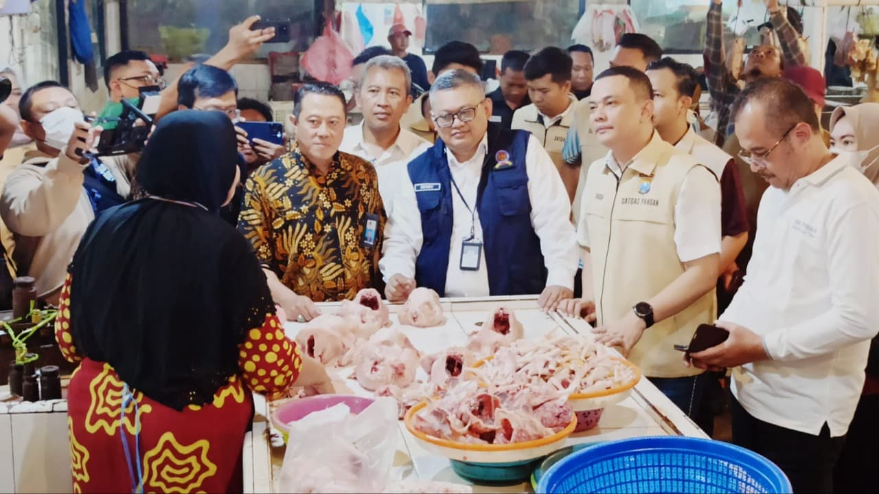 Operasi Pasar, Satgas Pangan Polda Jatim Pastikan Harga Bapokting Stabil