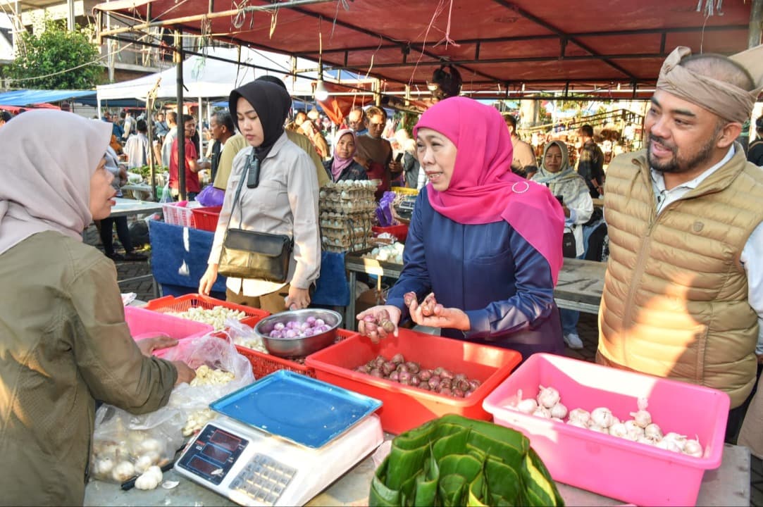 Cek Harga Bapok di Pasar Among Tani Batu, Gubernur Khofifah: Stok Aman