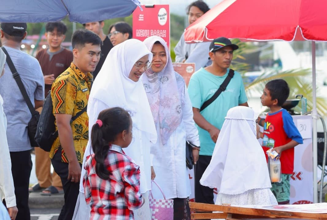 Bupati Ipuk Kampanyekan Diet Kantong Plastik, Saat Belanja di Pasar Takjil Banyuwangi