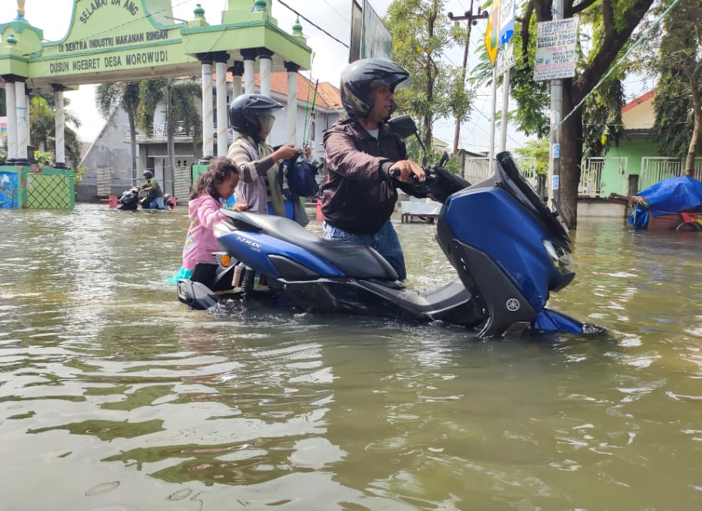 Air PDAM Mati, Warga Morowudi Gresik Mandi Pakai Air Banjir