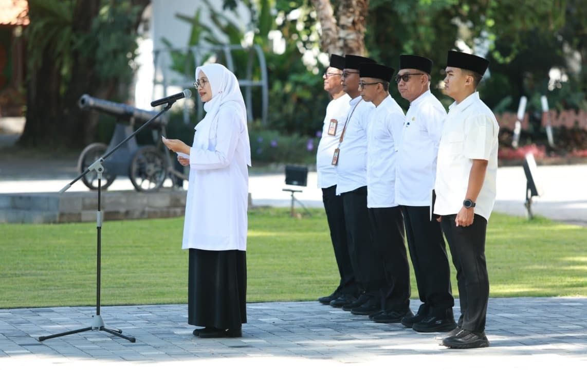 Hari Pertama Kerja Usai Retret, Bupati Ipuk Bareng Wabup Mujiono Pimpin Apel Perdana