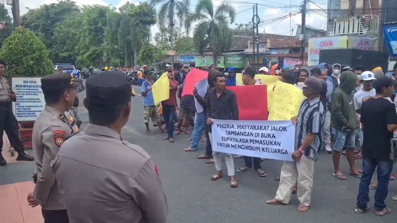 Geruduk Polres Blitar, Massa Tuntut Tambang Pasir Dibuka Kembali