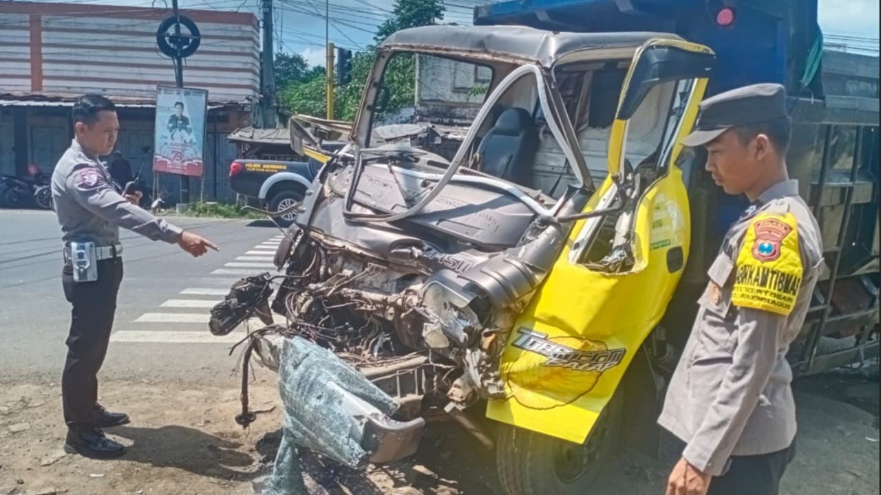 Truk Seruduk Dump Truk di Traffic Light Situbondo, Sopir dan Kernet Terjepit