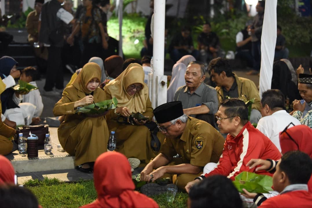 Tidak Ada Sekat, Wali Kota Kediri dan Wakil Wali Kota Kediri Buka Bersama Dengan Ribuan Masyarakat