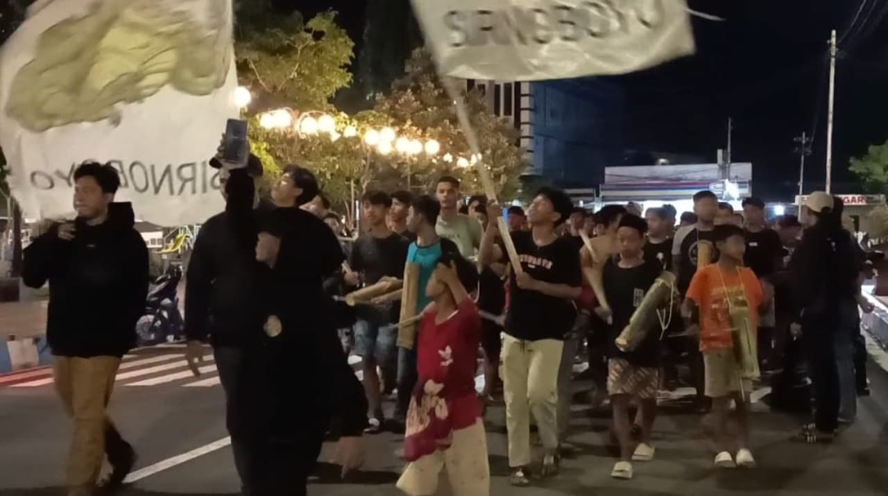 Antisipasi Tawuran, Tradisi Ronthek Gugah Sahur di Pacitan Dijaga Ketat Aparat