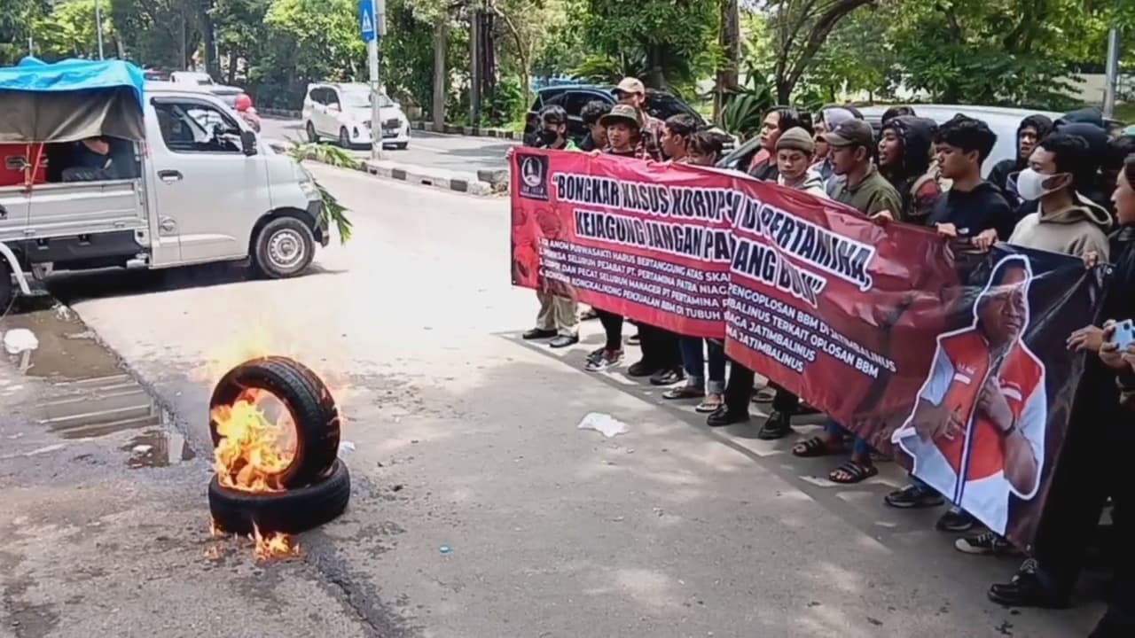 Kasus Korupsi Pengoplosan Pertamax, Mahasiswa Geruduk Pertamina Patra Niaga Jatimbalinus