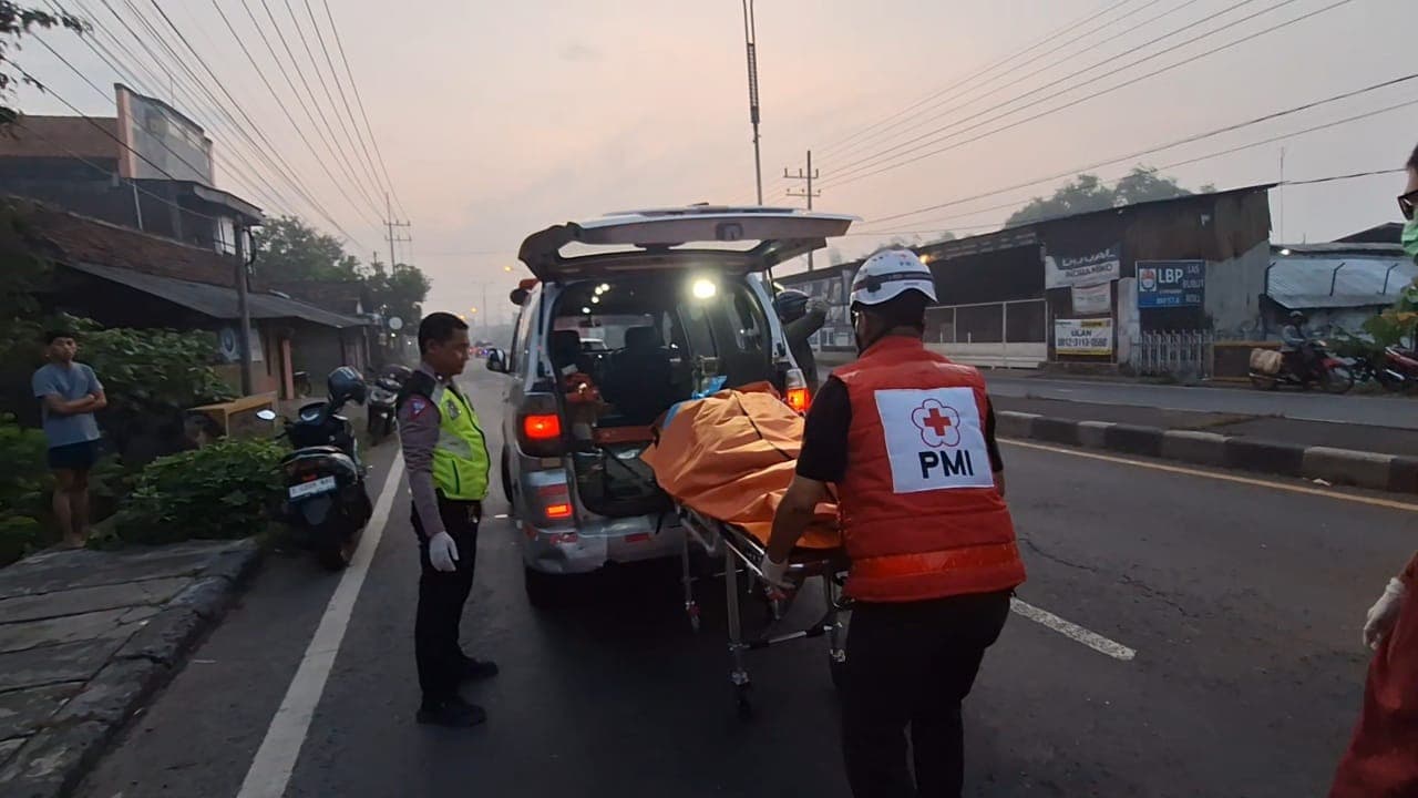 Terjatuh di Trotoar, Pemotor Asal Jombang Tewas Terlindas Truk Gandeng di Mojokerto