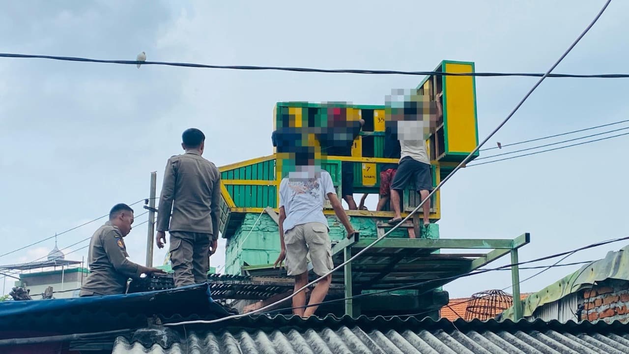 Cegah Perjudian, Satpol PP Bongkar 7 Bekupon di Gubeng Masjid Surabaya